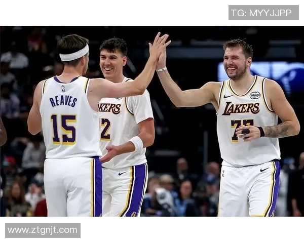 湖人对决热火精彩纷呈球迷热情高涨共襄盛举